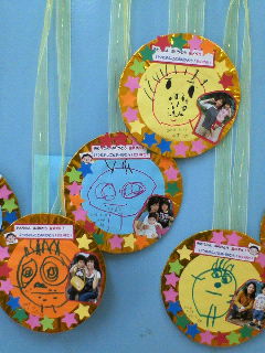 今日の主役メダル〜父の日にもってこい！作った後も楽しめるプレゼント製作〜保育と遊びのプラットフォーム ほいくる