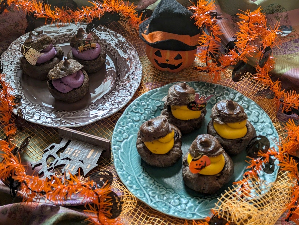 🎃ハロウィンシュー🎃 ブラックココアのシュー生地にオバケの ペイントを可愛くデコレーションしました。 毎年人気の可愛くて美味しいシュークリームです。⁡洋菓子店クルール洋菓子店couleurcouleurクルール洋菓子店観音寺ギフトラッピングギフト