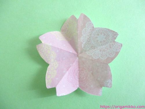 子どもと作れる桜 折り紙1枚で簡単！保育士の転職・採用は 保育士バンク！