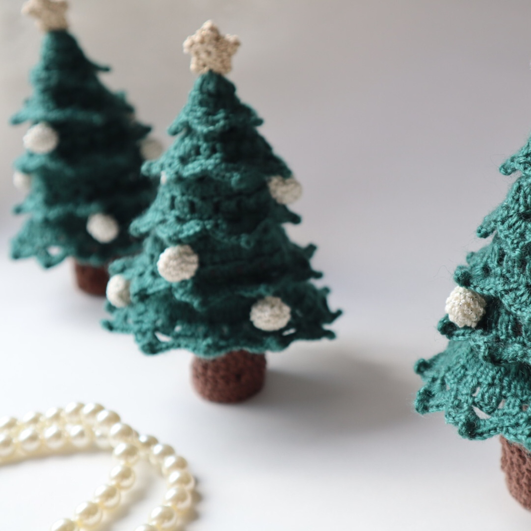 トイレットペーパーの芯と毛糸で作った正統派のクリスマスツリー🎄です。, 詳しい作り方はYouTubeの過去動画にあります♪,クリスマスクリスマスツリー,クリスマス飾り毛糸,トイレットペーパーの芯 ,手作りハンドメイド,作品紹介制作過程 ,paperartdiycrafts ,christmaschristmastree