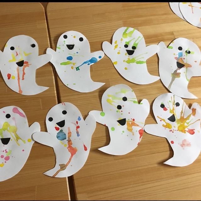 たんぽぽ保育園👻👻 ハロウィン製作 🎃🦇🕸 1歳児さんのコウモリ製作🎵 ⁡⁡ シールを貼って 模様を作ります🦇⁡芯材はトイレットペーパーの芯👻🎃 個性豊かなコウモリたちです💕保育園保育所保育士保育者保育園紹介保育園行事保育園製作保育製作