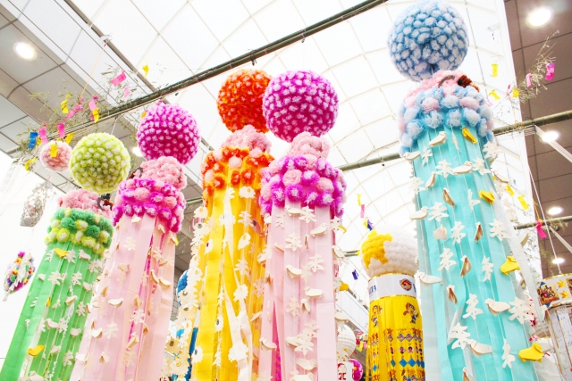 お星さまの吹き流し〜材料・作り方・活動のねらい 七夕飾り 保育士・幼稚園教諭のための情報メディア ほいくis ほいくいず