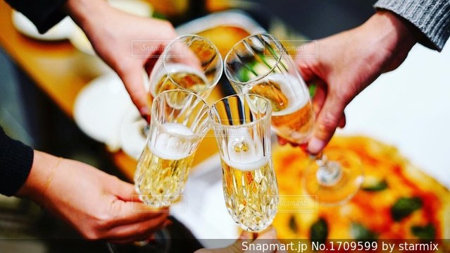 男性と女性の乾杯のシャンパングラス - クリスマスのストックフォトや画像を多数ご用意 - クリスマス, グラス, 乾杯 - iStock