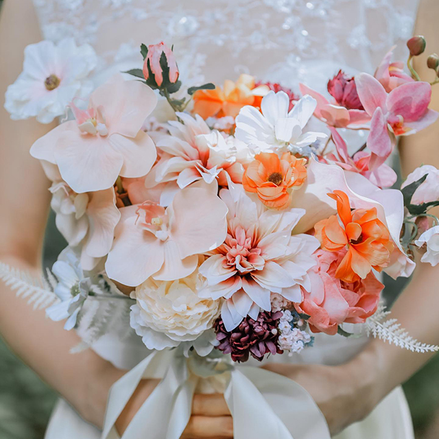 結婚式の装花の相場はいくら？メインテーブルやゲストテーブルの装花の相場も解説！チームウェディング -専属のウェディングアドバイザー探し