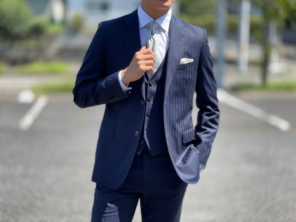 結婚式参列でネイビースーツはOK？NGパターン＆ポイント・マナーもご紹介 - KASHINAVI カシナビ