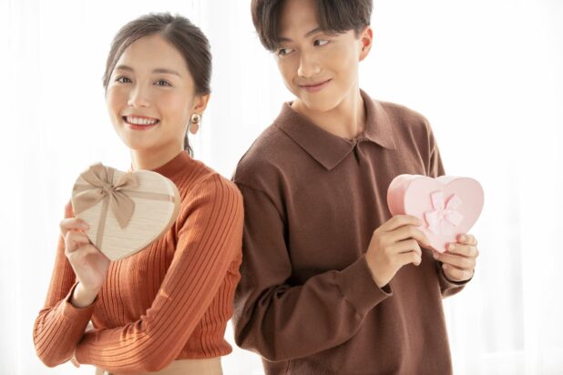 バレンタイン カップルのキスの写真の写真素材・画像素材 Image 25067456