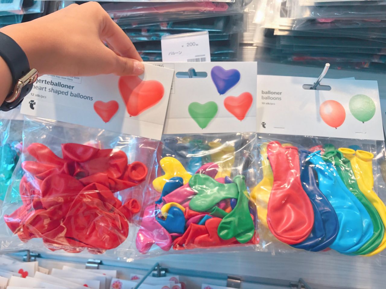 賑やかに飾り付けられた文化祭当日の廊下スクールイベント・学園ロケーション・青春とノスタルジーのコンセプトイメージ3Dレンダリング のStock イラストAdobe Stock