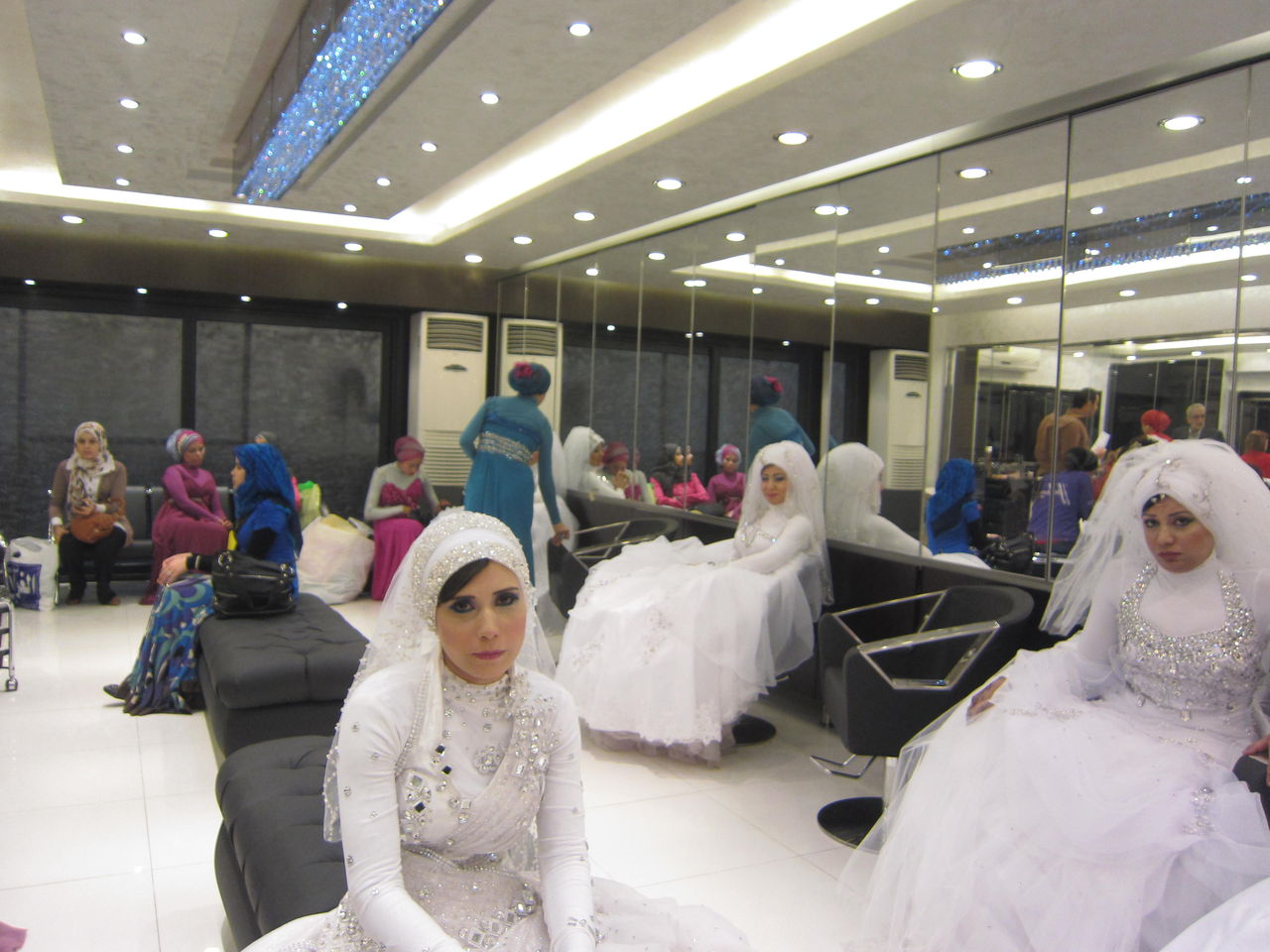 挙式の日に撮影できるビーチフォトをご紹介♪, 当館から歩いて行けるビーチで挙式の前に撮影を♡, 輝く海をバックにお二人の最高の笑顔を撮影できました！,常にニコニコしている素敵なお二人にスタッフも思わず笑顔に☺️🤍, リゾートウェディングならではの非日常を楽しめるひと時でした♪,⭐︎------------------------------⭐︎,