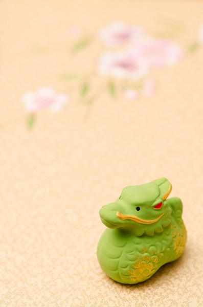 辰年の、七福神と鶴と鹿をのせた、海上の宝船の無料イラストイラストセンタ