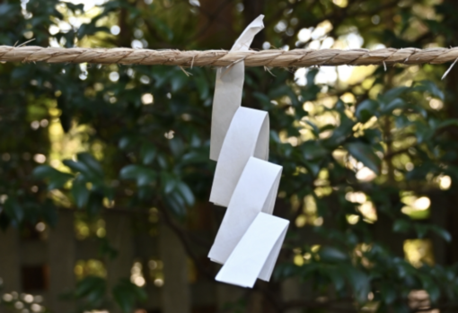 しめ縄と紙垂の意味と由来とは？紙垂の簡単な作り方と付け方