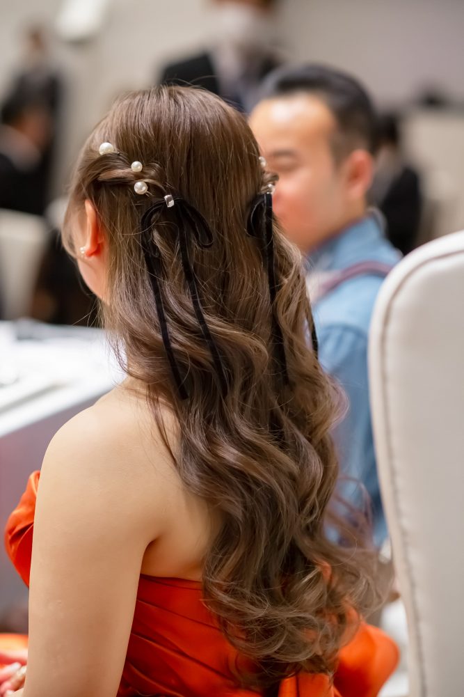 プリンセス ✧ オレンジ × イエロー 髪飾りウェディング ハーフツイン 華やかなハーフツインアレンジ♡ ロイヤル感のあるティアラとパールと蝶ピンで🦋 可愛らしくアレンジしたスタイル カラードレスにもウェディングにも どちらにもぴったりのアレンジです