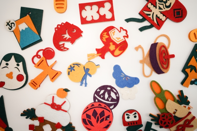 福笑い製作🎍 今回は だるま、獅子舞、おかめ、うさぎ の福笑いを考えました😊目隠しして行うことで、子ども一人ひとりの面白い作品ができると思います！1月製作 お正月製作 お正月遊び 正月遊び 福笑い製作 福笑い シール貼り 製作遊び 製作活動 保育園製作 幼稚園