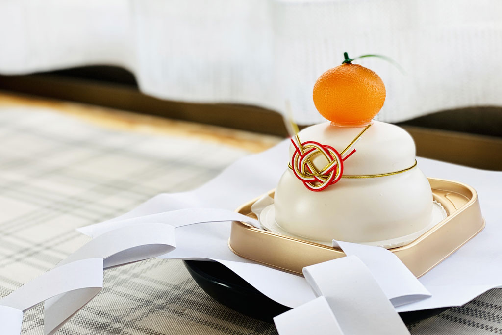 国産木製鏡餅 半円台座・迎春札付き 三方 7寸 21cm 白木 木製 日本