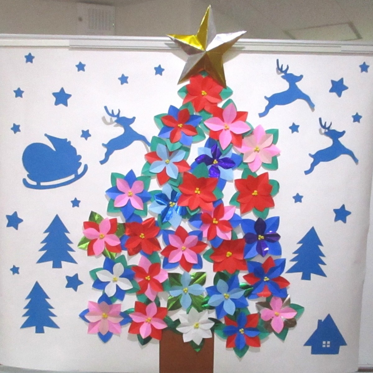 壁面飾り工房本店 壁面装飾・パネルシアター・ペープサート・型紙・知育・保育・介護商品の販売☆無料ダウンロード型紙「クリスマスツリー２」12月冬 サンタ トナカイ 幼稚園 保育園 老人ホーム 介護施設 デイサービス 壁面装飾 型紙 製作☆