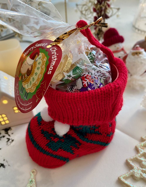 Amazon.co.jp:お菓子詰合せ カルディ クリスマスソックス +トミヤコーヒーインディアントミーオリジナルブレンド7ｇ付き : ファッション