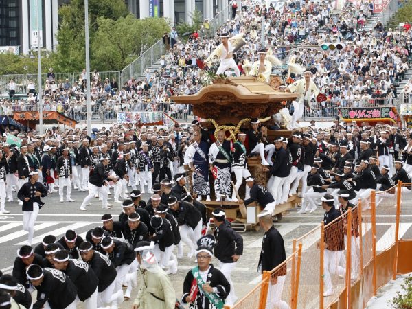 だんじり祭りを見物する女性の写真素材45273121- PIXTA