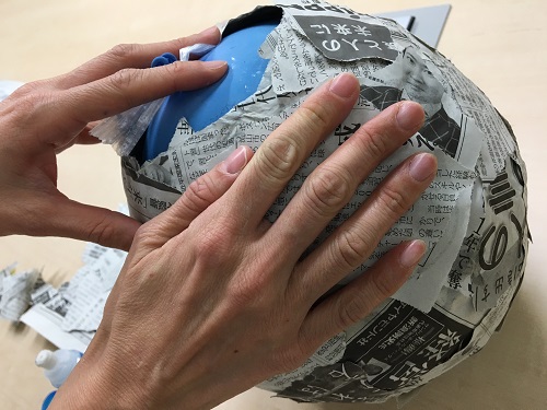 第４回ピニャータ作り体験教室のお知らせ ４月２３日午前に、本格的なピニャータ作り体験教室をします。 お申し込みは、@pinataosaka のDMへ。大阪でピニャータの制作販売、講座をしているピニャータぴーちゃん です。 ４月よりシモジマさんで開催していたピニャータ