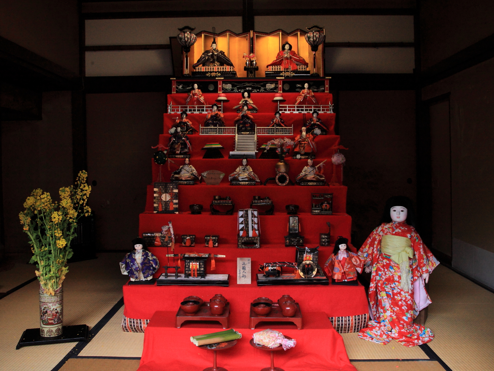 当社の近くの商店街では、今、たくさんのおひなさんに会えます。 いろんなお雛様が居て、華やかです。 商店街に立ち寄った際は是非！大門のおひなさん三重県津市津市大門ひな祭りサングラスお雛様 みつけた