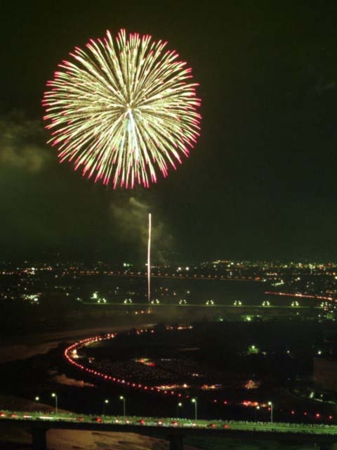 8月9日に第69回前橋花火大会がございます。 前橋市青柳町にあるBRGD PONDは高台になっており、花火が綺麗にご覧いただけます。 BRGDPONDにて前橋花火大会を一緒にゆっくり楽しみませんか。 当日は特別に19時まで営業いたします。 花火がスタートする19時まで釣りをお