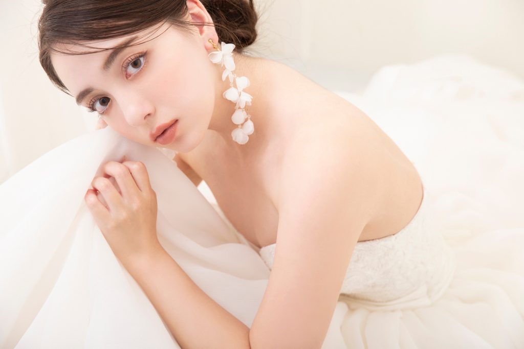 結婚式のヘアメイクはどうしよう？おすすめアレンジ方法を紹介！ 楽婚の花嫁サロン