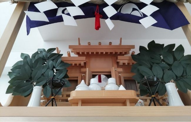 神棚の正月飾り～清浄を保ち鏡餅や注連縄を用意して歳神様を迎える～神棚と日本