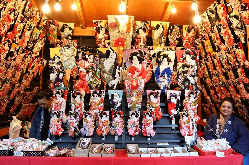 あっというまに浅草寺の「羽子板市」は最終日！豪華羽子板を眺め、突羽根と羽子板の御守り目当てに出かけます！ 12 19=旧11 9・己巳・上弦の月