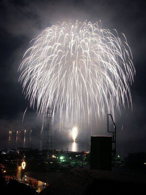相模原市 「第71回さがみ湖湖上祭花火大会」4年ぶり開催！夏の夜空に約4,000発の花火が打ちあがる！！まちさが -町田＆相模原情報サイト