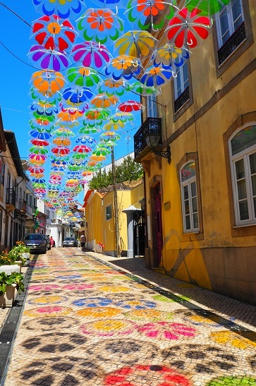 ポルトガルで一番カラフルな町！写真映え抜群のアゲダの傘祭り ▻ Portugal Travel
