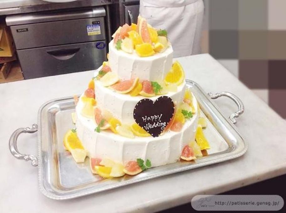 🍓丸3段のウエディングケーキ🌼 ⁡ シンデレラのチョコシルエットプレート🍫 プラチョコ細工の花🌹 カラフルなフルーツ🍓 ⁡ ウエディングケーキらしさがギュッと詰まった仕上がりです🎂⁡ ⁡久しぶりの投稿ウエディングウェディングウエディングケーキ