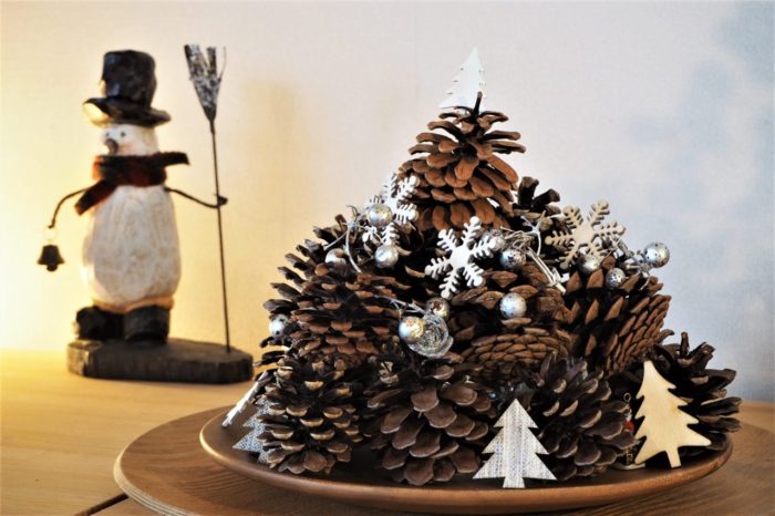 松ぼっくりでクリスマス飾りを作ろうたのさく