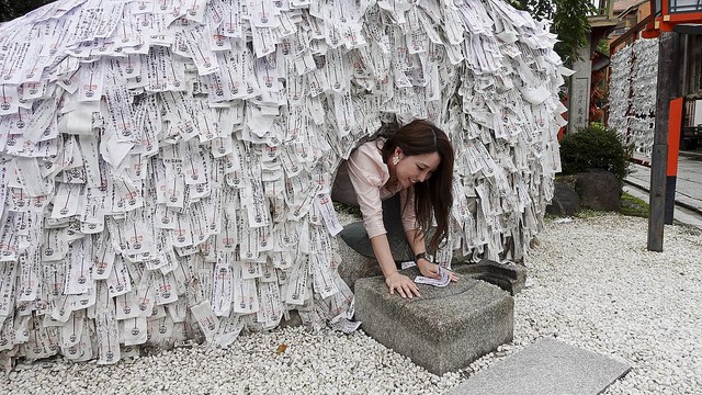 悪縁を絶ち、良縁を結ぶ！ 安井金比羅宮の「縁切り縁結び碑 いし 」に注目！ニッポン旅マガジン