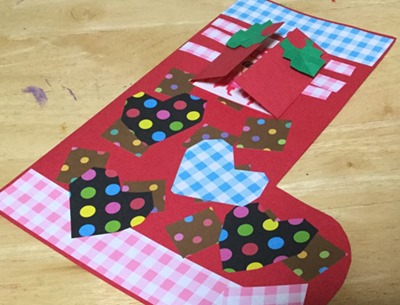 クリスマス製作 年中年中さんはクリスマスブーツです。 折り紙のサンタさん、ベル、ツリーがついていました。 難しい折り紙に挑戦。角もしっかり折れていて、綺麗な形に仕上がっています。 ・妻沼幼稚園