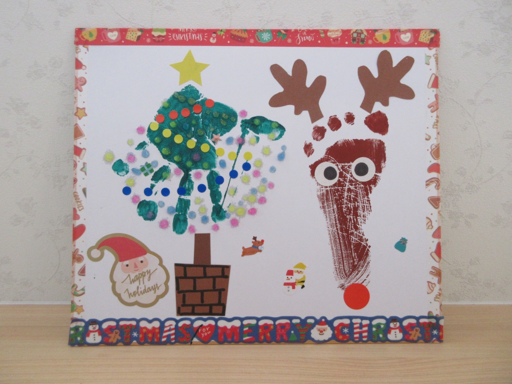 12月の壁面工作：手形でクリスマスツリー作り