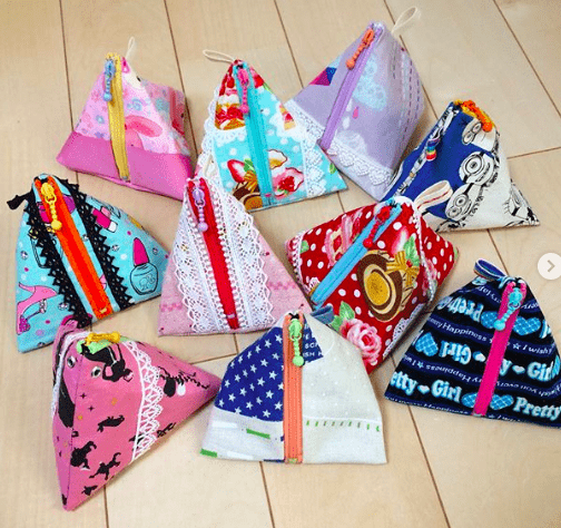 バザーの手作り品 子ども用ビーズアクセサリー