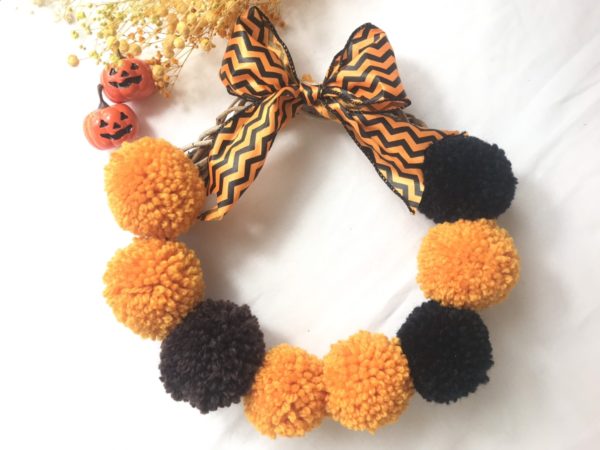 クリスマスリースの作り方！毛糸のポンポンで作ってみよう