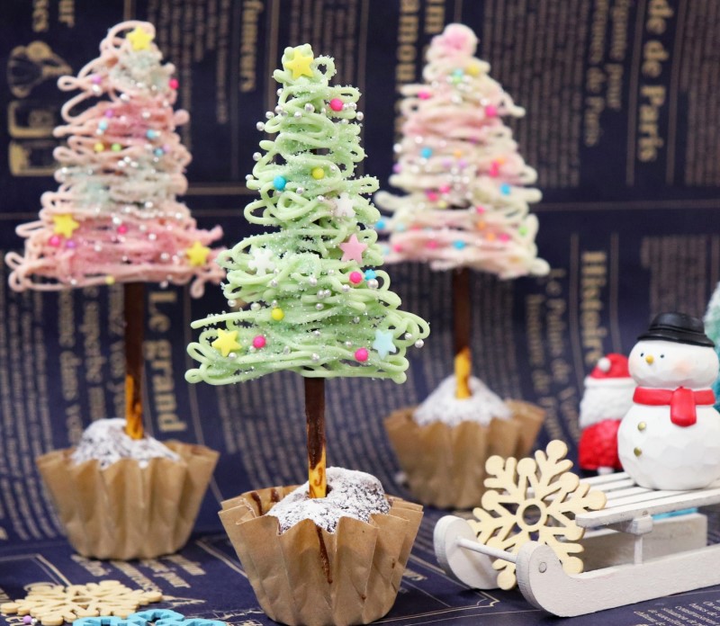 フリー素材キラキラ輝く星や光のラインが幻想的なクリスマスツリーのイラストテンプレート