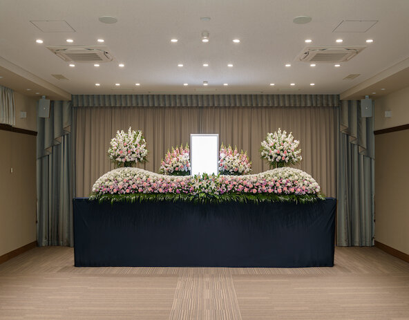 お葬式の花の種類とは？供花、献花、枕花などの違いも解説お葬式の杉浦本店