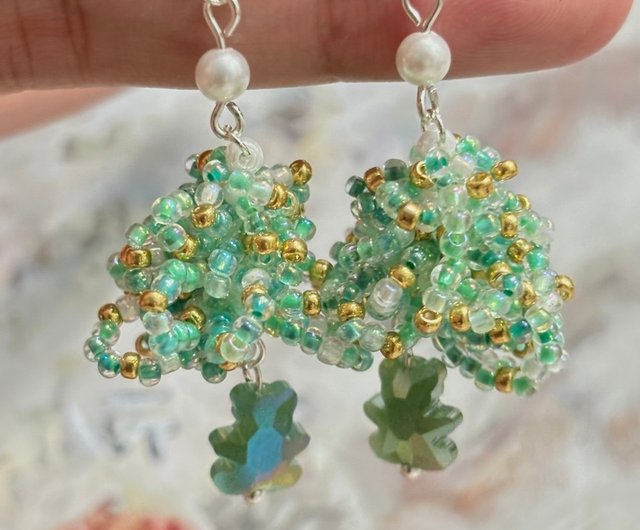 クリスマスセット ピアス イヤリング の2点セットです。 華やかなフラワーモチーフ。 ホワイト系とゴールド系の2色です。詳細はプロフィール欄の販売サイトcreemaよりご覧いただけます。フラワーピアスクリスマスコフレクリスマスアクセサリ