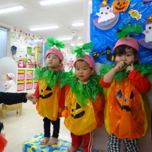 さくらんぼ組🍒 0歳児ハロウィンごっこをしました👻🍬 さくらんぼ組はカラーポリ袋で作ったかぼちゃの衣装を着ました🎃 衣装を着るのを嫌がってしまう子もいましたが、シャカシャカ音が鳴るのを喜ぶ子もいましたよ💕他のクラスのお兄さんお姉さんが衣装を着て保育室