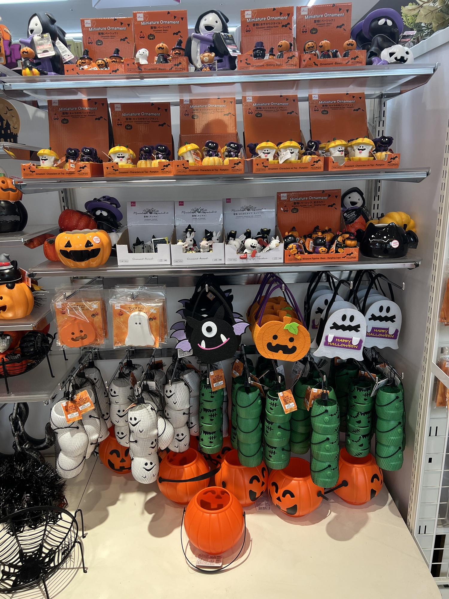 ﾀﾞｲｿｰ100均ﾊﾛｳｨﾝいつから?飾りつけ2025 置物ｶﾞｰﾗﾝﾄﾞやﾊﾞﾙｰﾝ&光るﾗｲﾄ ｾﾘｱも - 100均✖Sweetsレシピ‼