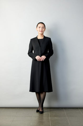 お盆の服装って？法事・お墓参り・目的別マナーまとめ - 仏壇のあるリビング現代的でモダンな祈りのインテリア現代仏壇