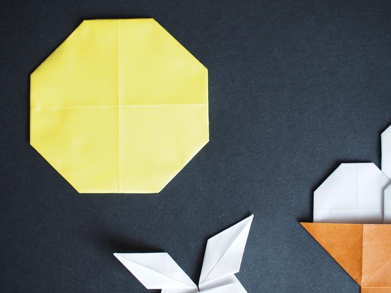 もうすぐ十五夜で～す事務所の折り紙飾りが新しくなっていました❗️ うさぎさん達がお月見してますー🐰 今週金曜日29日は十五夜ですね～🌕 お月見 団子ならぬお月見チョコレートを食べながら 美しい中秋の名月を愛でてみるのはいかがでしょうか～☺️お月見飾りお