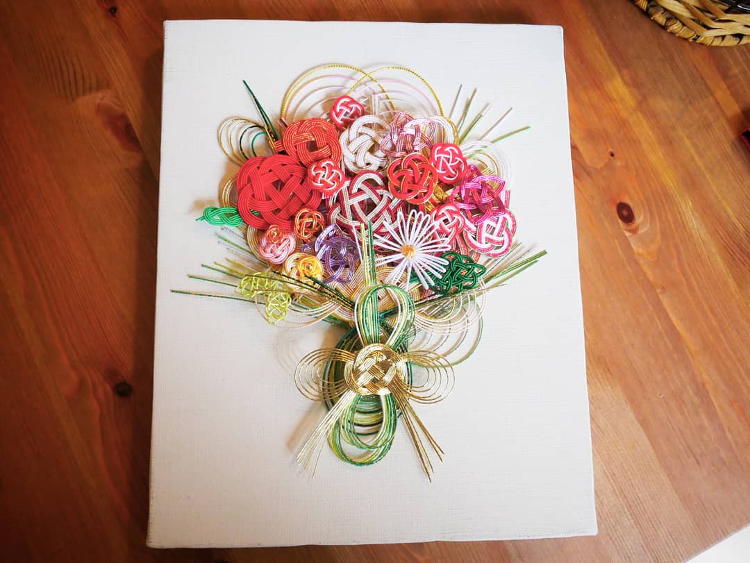 𝐷𝐼𝑌 -水引リース- . 結婚式のご祝儀袋の水引をリースにしてみました🪄 . 作り方と材料は画像の通り 初めてこんなに文字入れした👀全部ダイソーで購入できます セリアに行ったらグルースティックはあったけど グルーガンは廃盤で売ってませんでした⚠︎ . ポイント