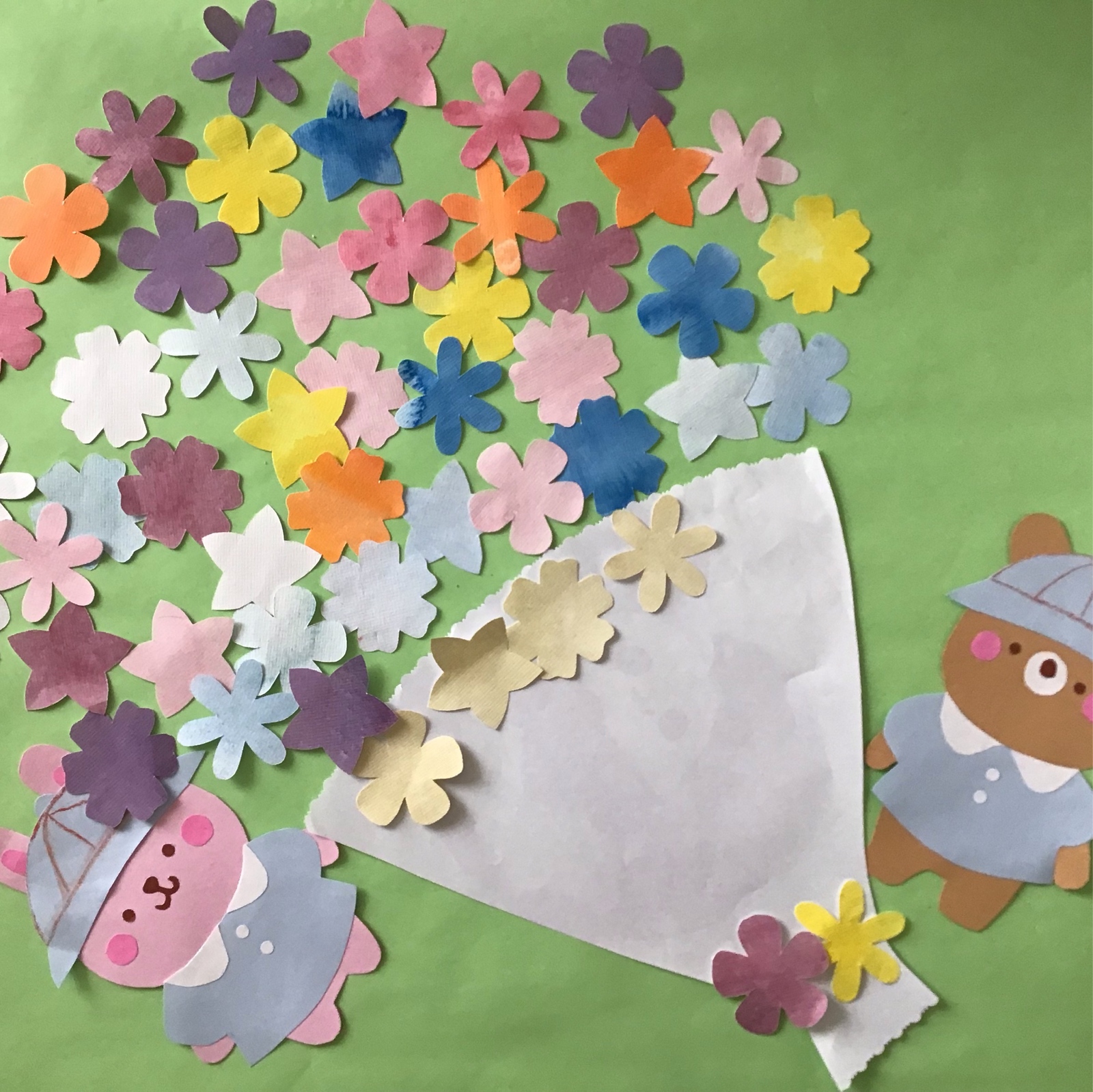 発表会の劇を題材に、各クラスで壁面制作が進んでいます。 このクラスは何を作っているのでしょうか？！😊臼井幼稚園佐倉市印西市幼稚園壁面制作年長