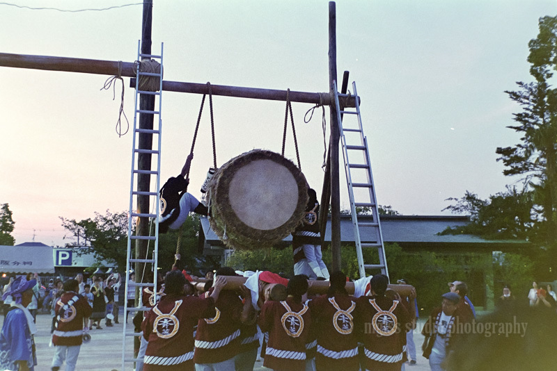 🇯🇵JP 🇬🇧EN Below⬇️大阪新田盆踊り泉州イベント情報大阪新田 関茶屋、大野芝、下草尾3町 の大太鼓が各町内を運行し、18時頃より順次宮入りをします✨１トン近くある大太鼓を担いでの運行、迫力ある太鼓の音色や吊り上げる様は必見です！午前中には子供太鼓の