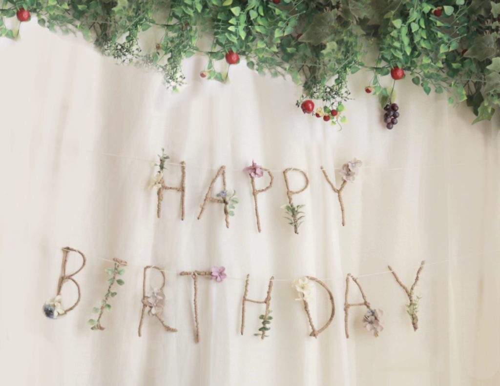 セリアで叶う！おしゃれで華やかな誕生日飾りおすすめ29選 バルーン・ろうそく・装飾- macaroni