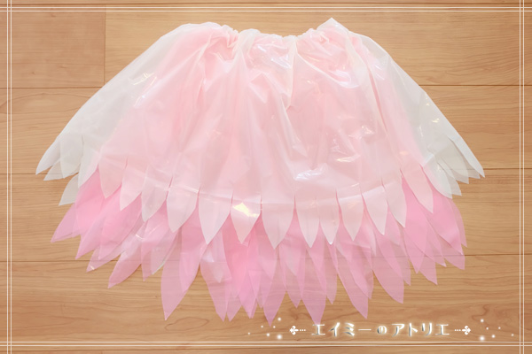 ハロウィンの衣装作りをしました。 今年は「ぶどう🍇」✨ ①カラーポリ袋を使用し首部分と袖部分をくり抜き、裾部分にゴムを通します。②白い用紙を丸め、余ったポリ袋を使ってぶどうの粒を作っていきます。 ③帽子は画用紙を頭のサイズに合わせて切りカラーポリ袋を貼り