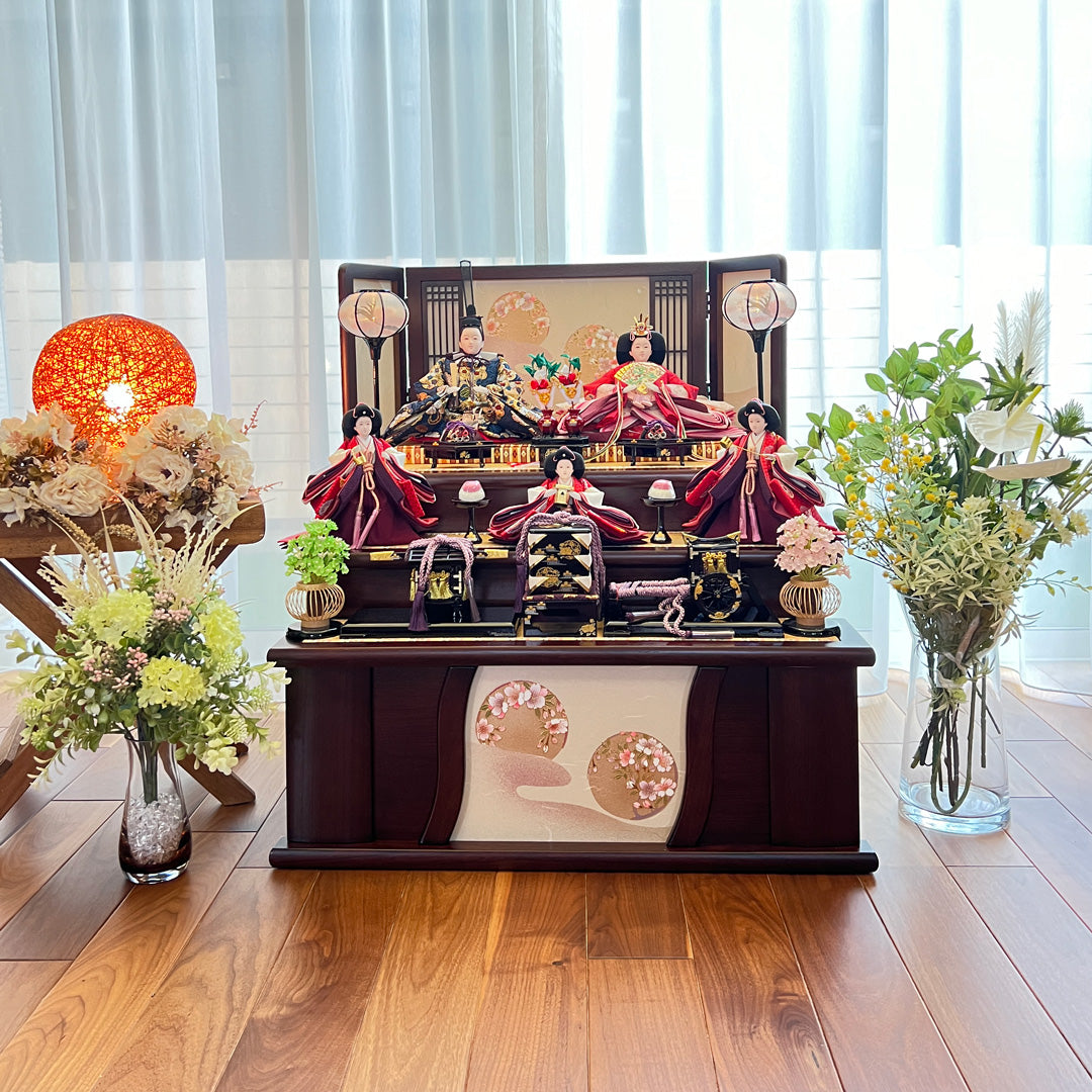 雛人形 ひな人形衣裳着十五人七段飾りセット秀光オリジナル限定品A3185 西陣金襴反物をたっぷりと使ったお衣裳を手鞠刺繍が施された赤い毛氈で七段に 飾ります職人手作りの 秀光人形工房 五月人形・鯉のぼり・おひなさま人形工房