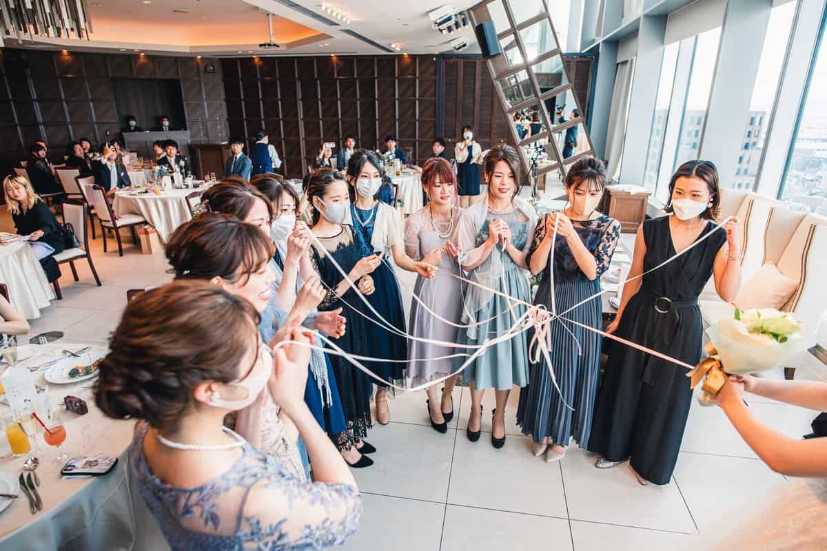 ブーケトス代わりに！ゲスト参加で楽しめる演出アイデア6選 今週のスタスナ omotte magazine fromANNIVERSAIRE記念日にまつわるマガジン