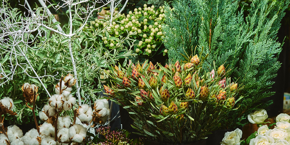 青山フラワーマーケット ゴールドやパールのきらめきをまとった花と緑で、光に染まるクリスマス。株式会社パーク・コーポレーションのプレスリリース